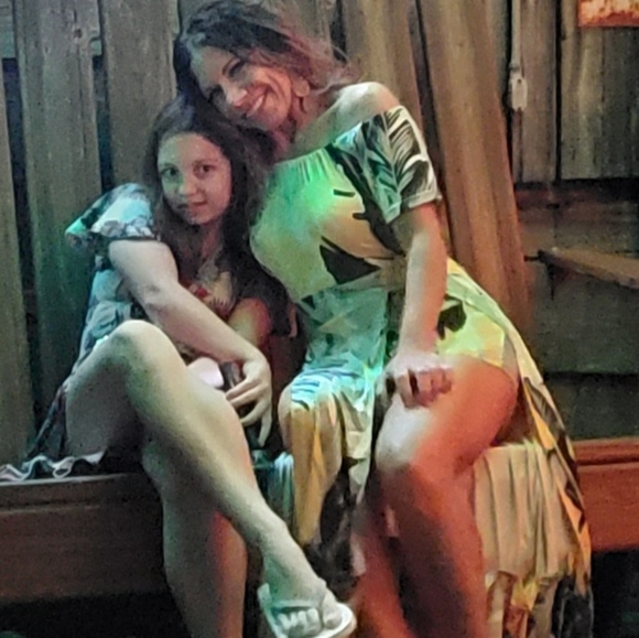 Meet your Posher, Christina - Picture 2 of 8